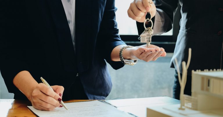 Mit der Schlüsselübergabe tritt Entspannung ein: Langfristige Mietverträge schenken Ihnen das Plus an Planungssicherheit.