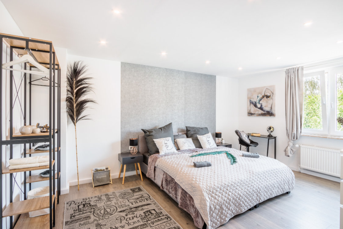 Modern eingerichteter Schlaf-und Wohnraum der Ferienwohnung WU01 in Wuppertal