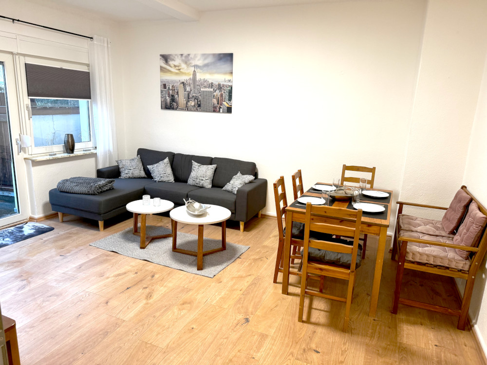 Wohnzimmer mit Esstisch der Monteurwohnung RS08 in Remscheid.