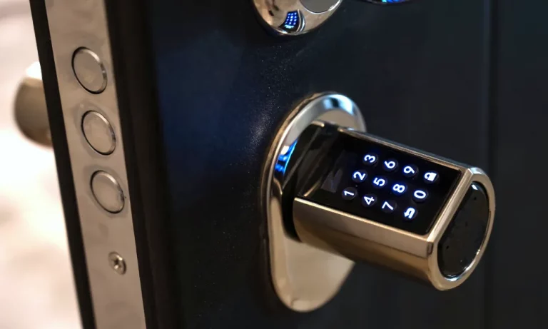 Detailaufnahme eines modernen elektronischen Türschlosses: digitale Türöffnung Unterkunft mit beleuchtetem Zahlencode.